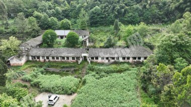 邛崃山区原村学校院落出租（约6亩）
